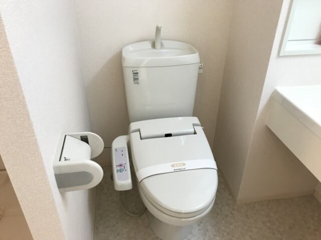 物件内観写真8　(温水洗浄暖房便座のトイレ)