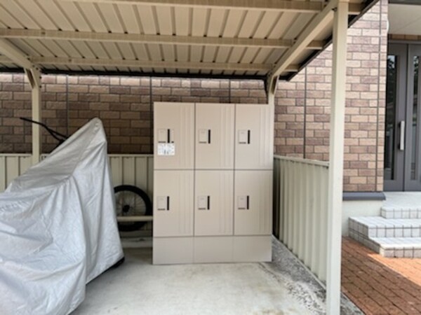 駐輪場に宅配ボックス有ります