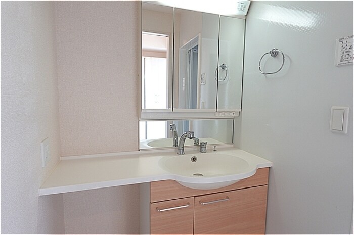 物件内観写真8　(三面鏡付きカウンター洗面台)