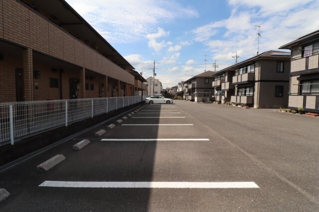 物件外観写真2　(駐車場)