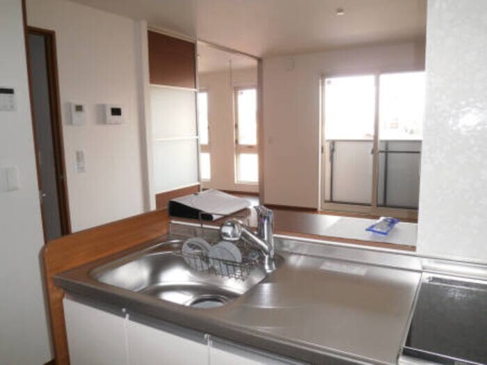 物件内観写真2　(開放的な対面キッチンです)