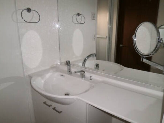 物件内観写真4　(広々とした洗面カウンターです)