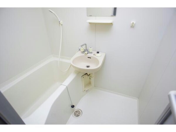 浴室(画像は101号室)