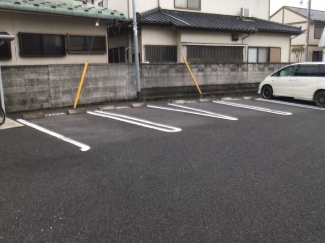 物件外観写真4　(駐車場)
