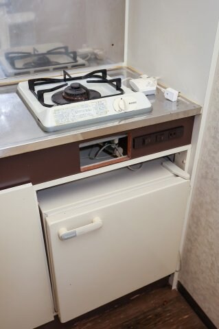 物件内観写真9　(1口ガスコンロ・冷蔵庫付きのミニキッチン)