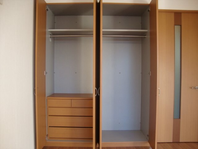 物件内観写真11　(洋室収納)