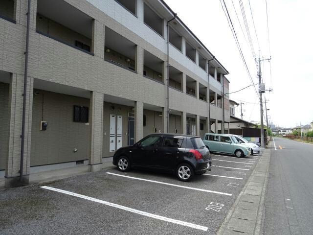 物件外観写真3　(駐車場)