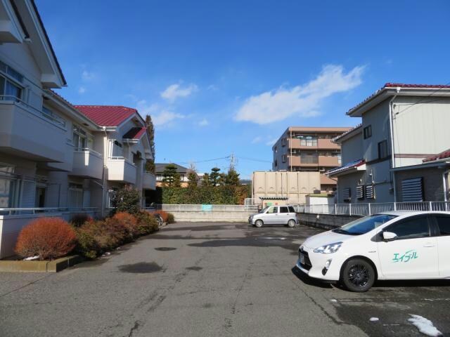 物件外観写真3　(駐車場)