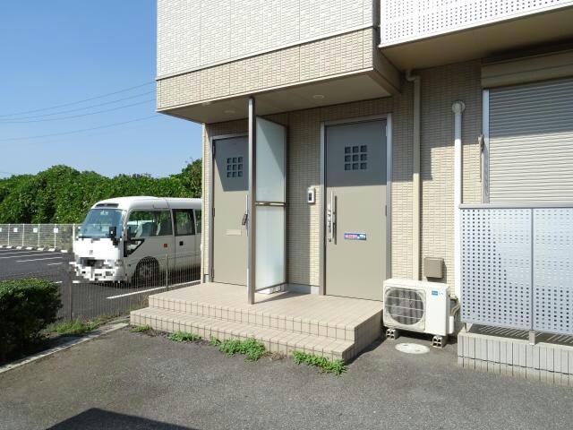物件外観写真2　(エントランス部分)