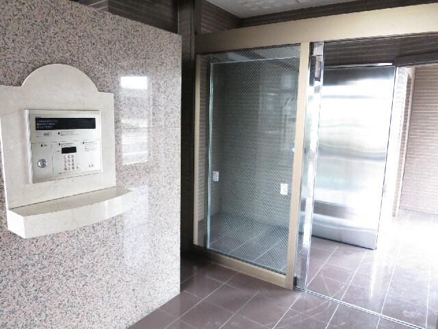 物件外観写真5　(エントランス部分)