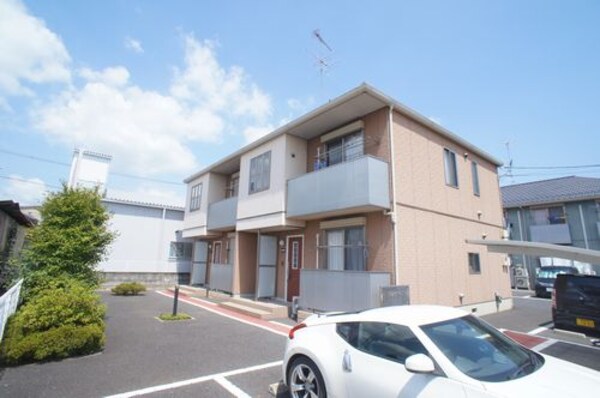 エントランス(駐車場は2台無料（縦列）になります)