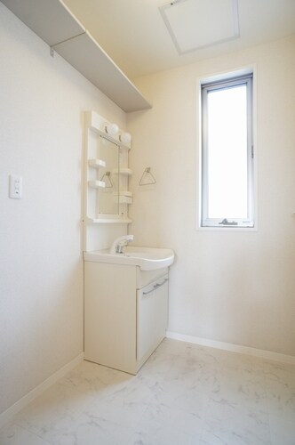 物件内観写真9　(朝の身支度には欠かせない独立洗面化粧台)