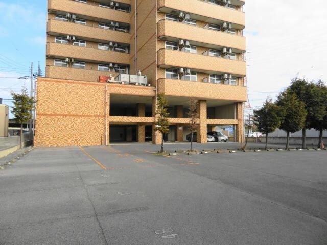 物件外観写真3　(駐車場)