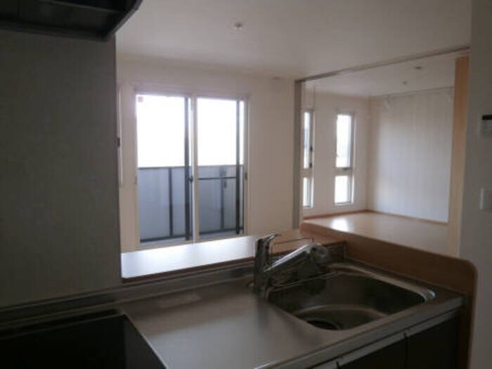 物件内観写真3　(開放的な対面ｷｯﾁﾝです)