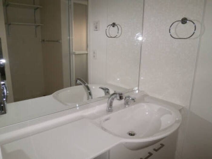 物件内観写真5　(広々とした洗面ｶｳﾝﾀｰです)