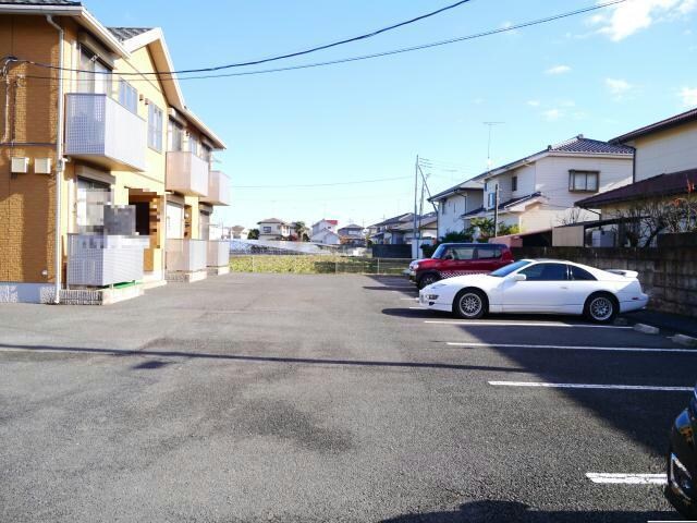 物件外観写真2　(駐車場
同型202写真)