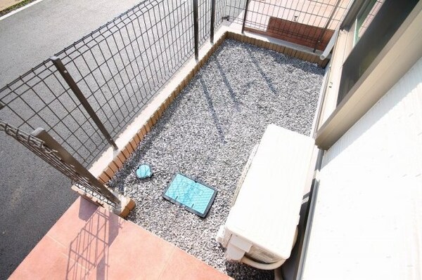 庭(玄関横専有スペース)