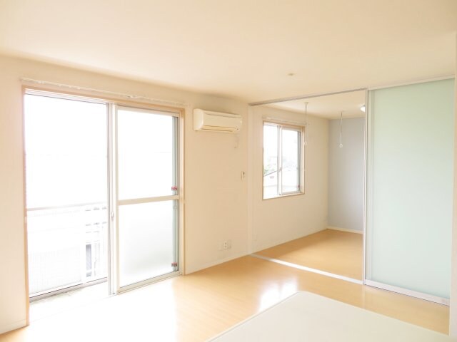 物件内観写真2　(同タイプ別室)