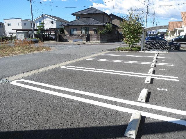 物件外観写真2　(駐車場
積水ハウスのシャーメゾン)