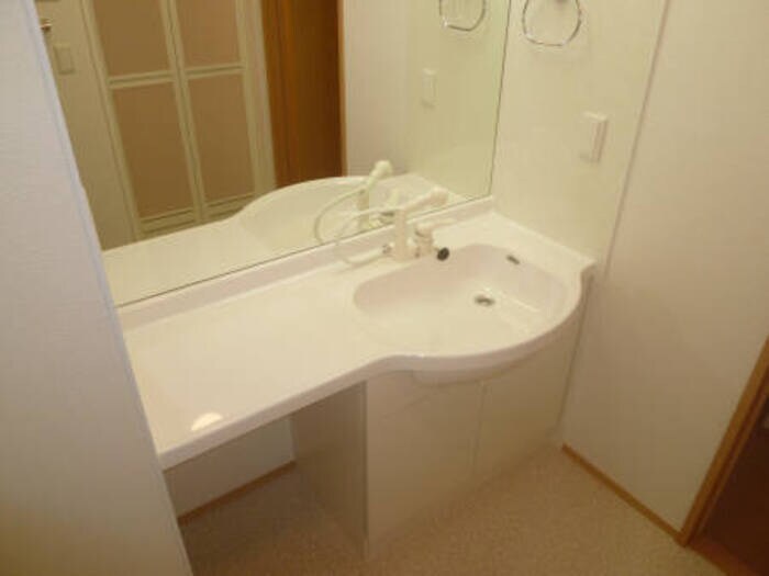 物件内観写真8　(ホテルのような大型鏡付き洗髪洗面化粧台です。)