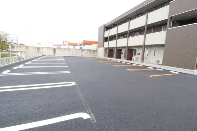 物件外観写真2　(駐車場)