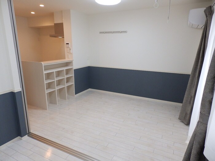 物件内観写真7　(洋室からリビング)