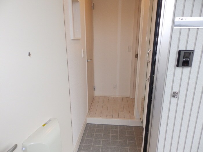 物件内観写真11　(玄関 飾り小窓付き)