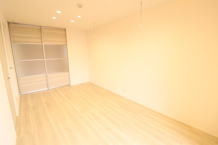 物件内観写真3　(居室（間仕切り出来ます）)