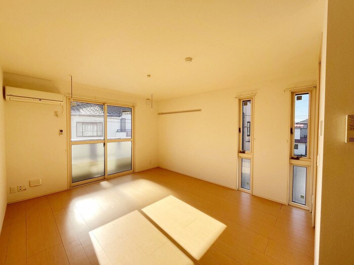 物件内観写真4　(南向きの洋室)