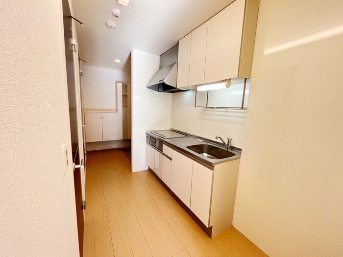 物件内観写真5　(IHクッキングヒーター付のキッチン)