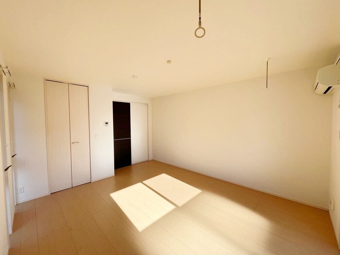 物件内観写真7　(洋室（南側から）)