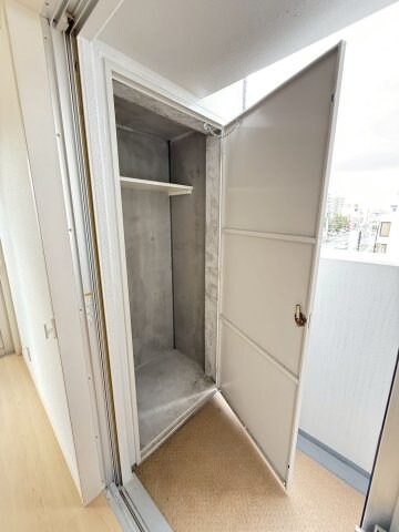 物件内観写真9　(バルコニーにも収納あり)