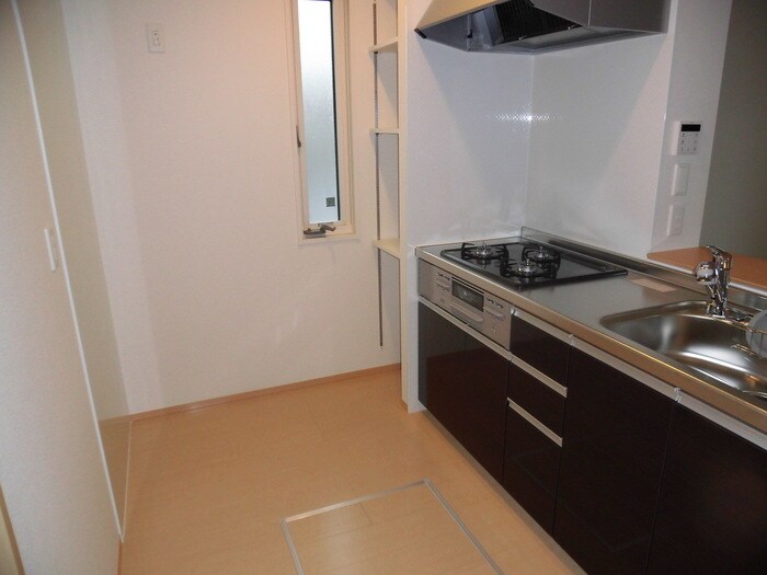 物件内観写真17　(ガスコンロ３口付き 対面式システムキッチン)