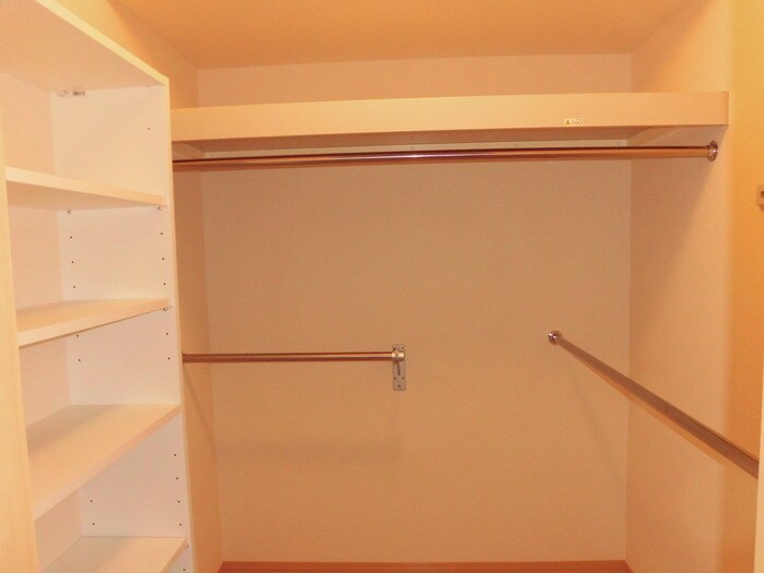 物件内観写真22　(洋室6.1帖 ウォークインクローゼット)