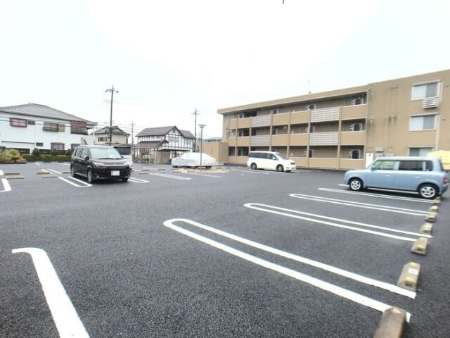 物件外観写真2　(駐車場)