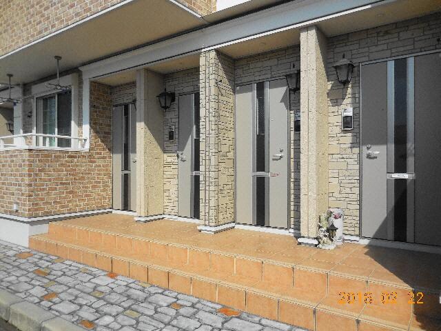 物件外観写真2　(エントランス部分)