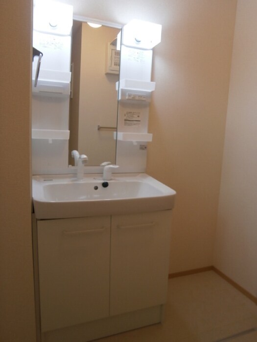 物件内観写真11　(洗髪洗面化粧台と洗濯機置き場)