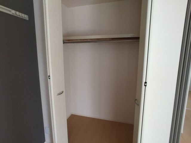 物件内観写真12　(洋室・収納)