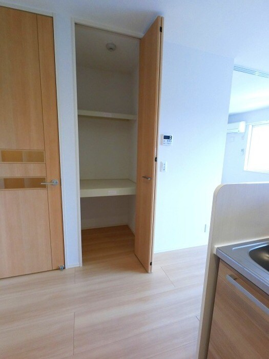 物件内観写真17　(キッチン横・収納)