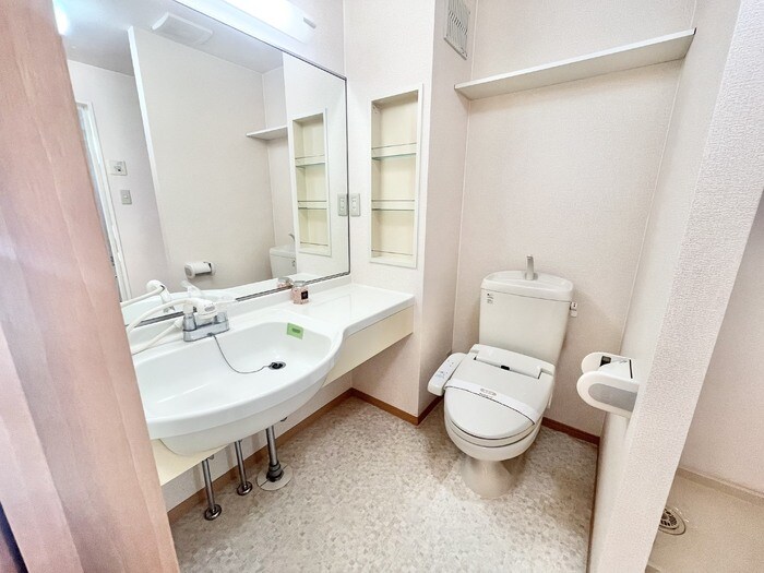 物件内観写真11　(トイレ、洗面所)