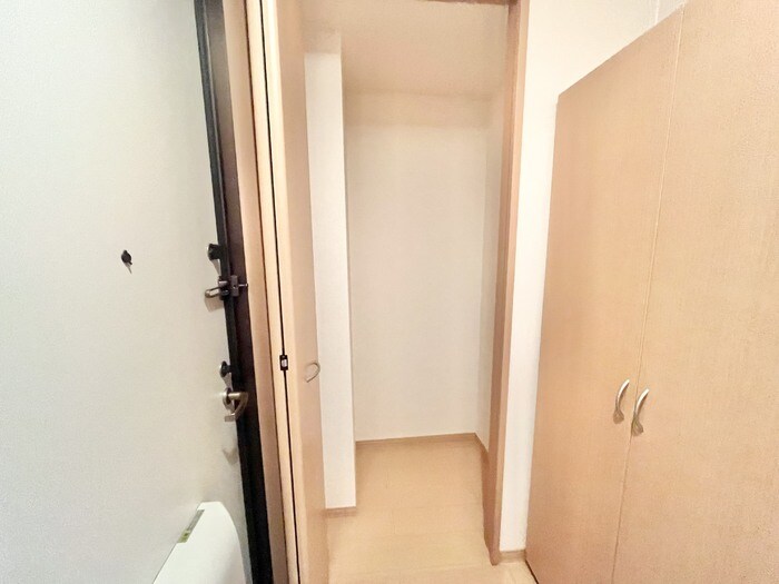 物件内観写真12　(玄関の横の収納)