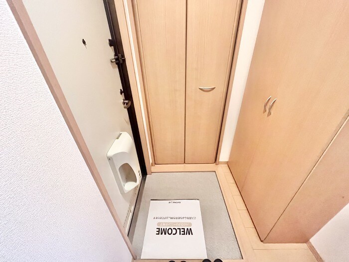 物件内観写真15　(玄関の中)