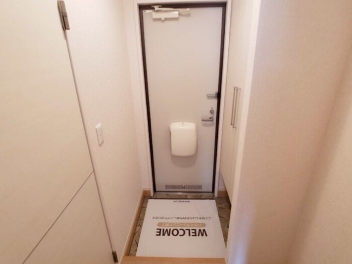 物件内観写真13　(玄関内)