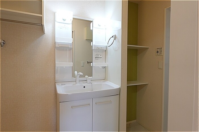 物件内観写真9　(洗髪洗面化粧台と収納棚)