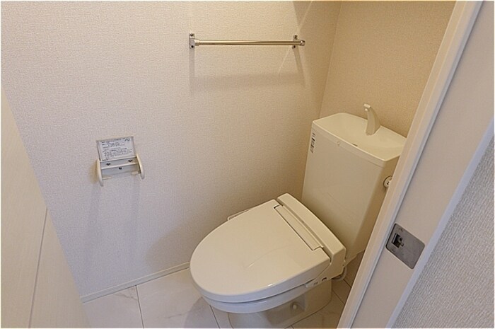 物件内観写真10　(温水洗浄暖房便座のトイレ)