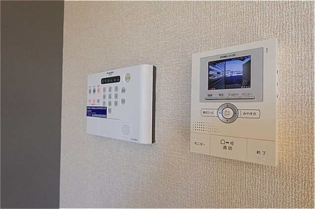 物件内観写真14　(ホームセキュリティと録画機能付きカラーモニターインターホン)