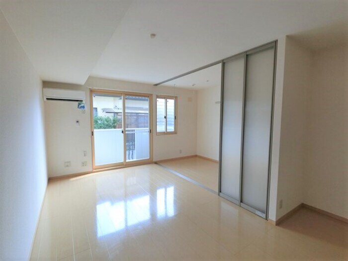 物件内観写真6　(LDK エアコン、収納物入付き)