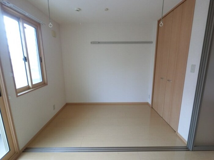 物件内観写真9　(洋室 クローゼット、室内物干し付き)