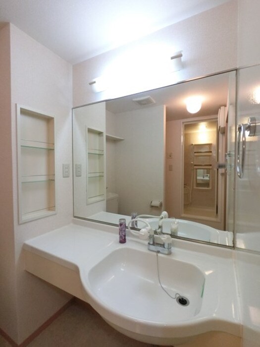 物件内観写真10　(カウンター付き洗面化粧台)