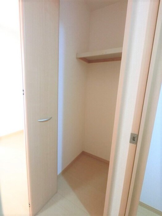 物件内観写真17　(LDK 収納物入)